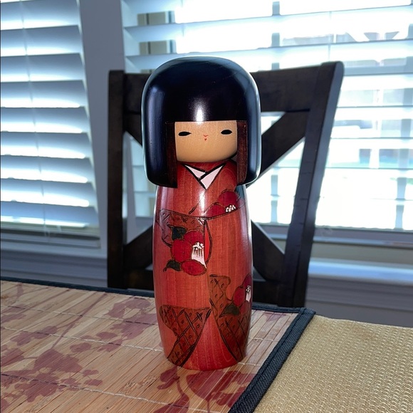 Beautiful kokeshi with kimono and flowers. - Picture 2 of 7